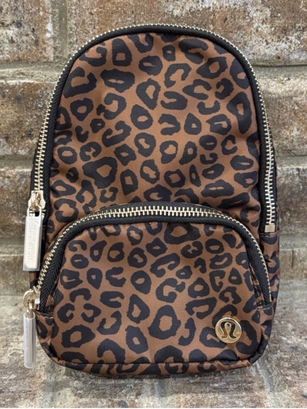 NWT Lululemon Everywhere Sling Bag Small In Leopardo Shift Midi Desert Khaki - Picture 2 of 9